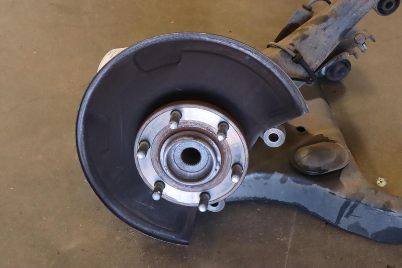 2011-13 INFINITI QX56 2WD FRONT LEFT SPINDLE KNUCKLE WHEEL HUB CONTROL ARMS OEM