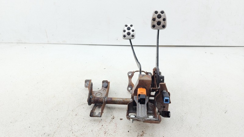 2015 - 2017 SUBARU WRX BRAKE AND CLUTCH PEDAL ASSEMBLY OEM