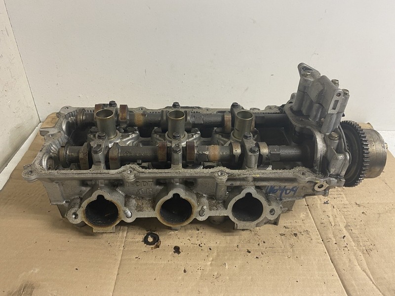 2005-2007 Nissan 350Z Right Passenger Cylinder Head Camshaft Valves Valve