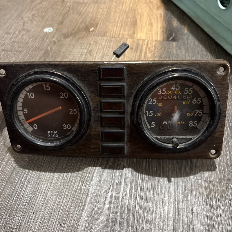 FreightlinerSpeedometer Instrument Cluster - P/N: 22 20981 007