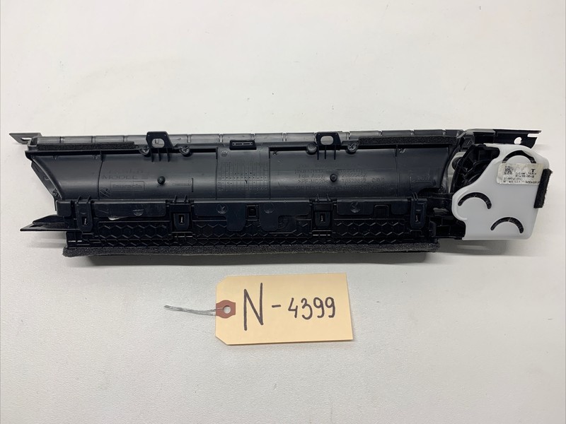 20-21 TESLA Y PASSENGER RIGHT FRONT DASH AIR VENT GRILLE TRIM W/MOTOR 4399 B81