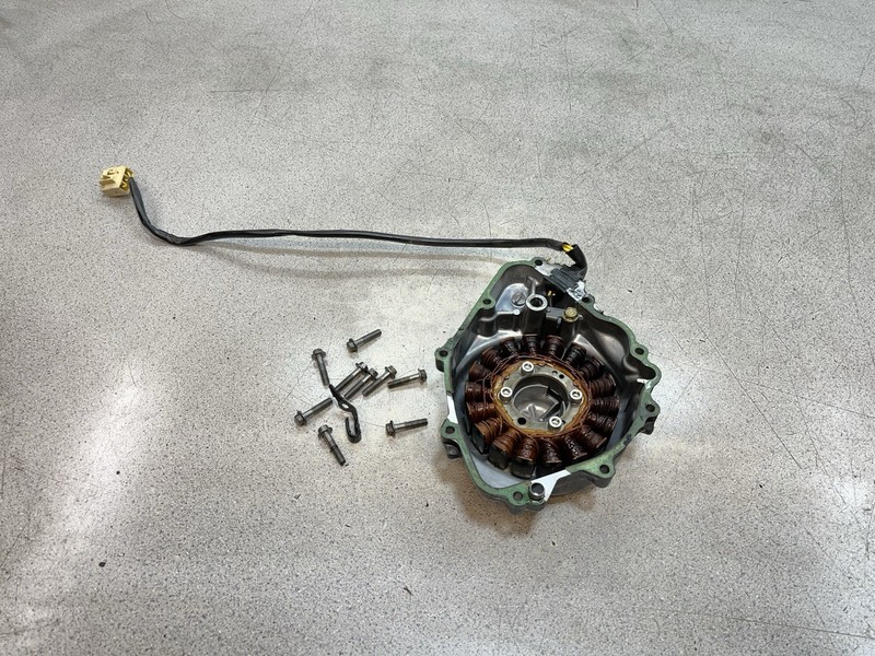 2003 Honda CBR 900 RR Engine Stator Coil Cover CBR900RR 954