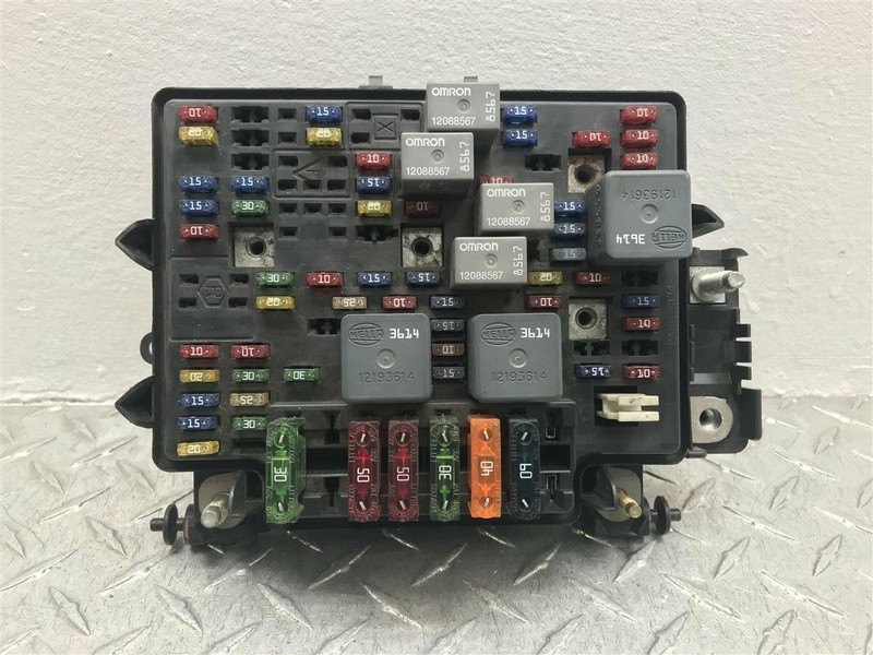 00-02 CHEVROLET SUBURBAN YUKON TAHOE 2WD 4.3L ENGINE FUSE BOX OEM 15328806