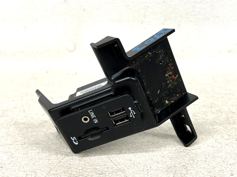 ⭐2015-2017 LINCOLN NAVIGATOR CENTER CONSOLE USB PORT LINE IN SD CARD OEM LOT2703