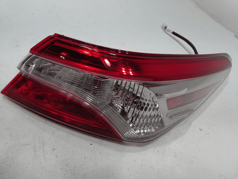 2018-2020 TOYOTA CAMRY REAR PASSENGER SIDE OUTER TAILLIGHT LIGHT OEM
