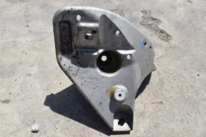 2016-24 Camaro 6.2L RH PASSENGER SIDE MOTOR MOUNT BRACKET OEM 84046829 *USED*