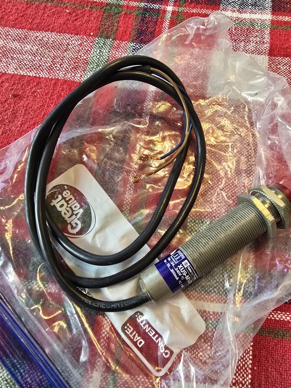 Telemecanique XU9-M18MB230 Photo Photoelectric Sensor *FREE SHIPPING*