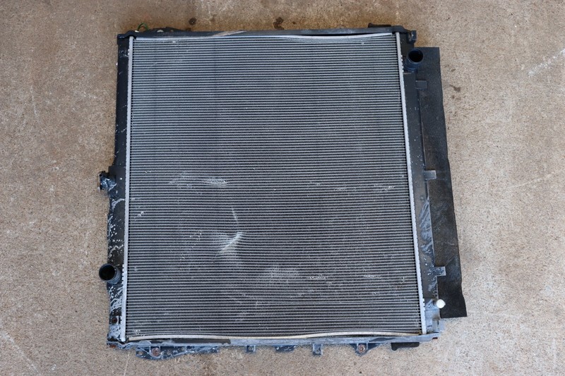 2014-2021 TOYOTA TUNDRA 5.7L ENGINE COOLING RADIATOR OEM