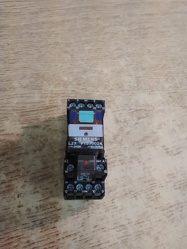 Siemens LZS:PT78740 Relay Base W/ Siemens PT570024