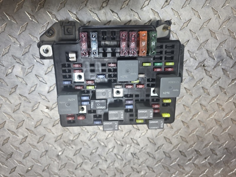 Chevy 2000 2003 S10 Blazer Fuse Box GMC Jimmy Sonoma Engine Bay OEM 15075526