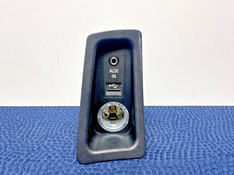 BMW E82 E88 Center Console USB Audio AUX In Socket Auxiliary Input Port Plug OEM