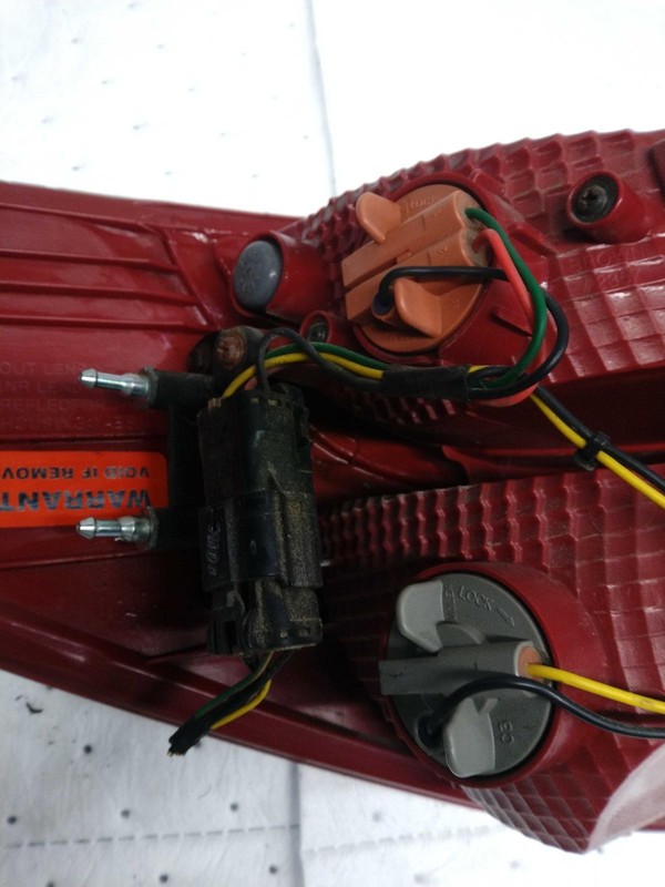 Used Right Tail Light Assembly fits: 2014 Hyundai Santa fe SWB Sport incandescen