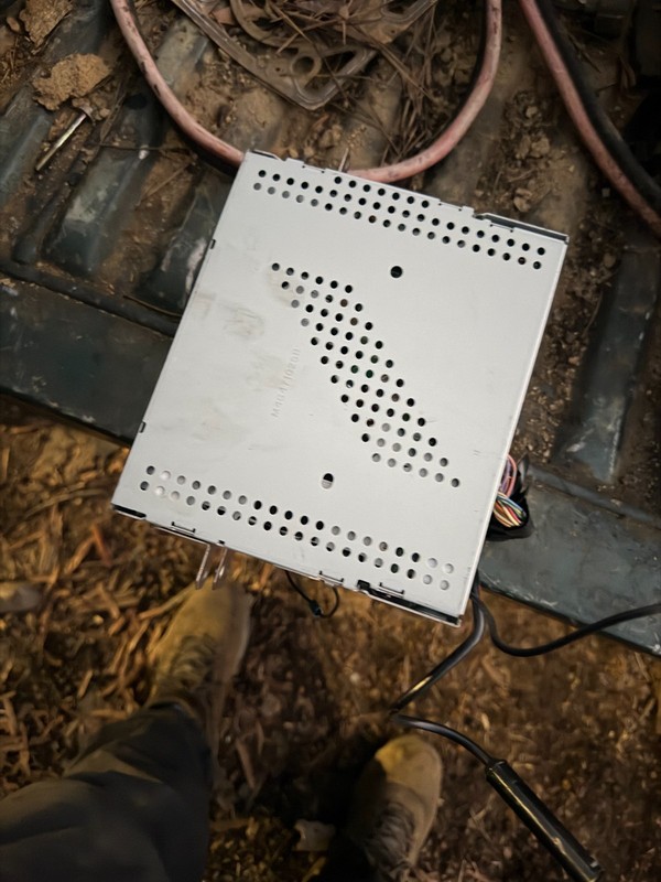 04 NISSAN ARMADA OEM 6 DISC CD PLAYER RADIO STEREO RECEIVER 281857S510