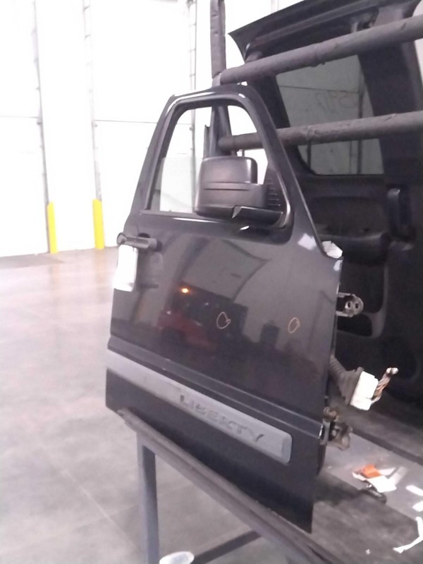 2010 Jeep Liberty Front Right Door Black OEM Used 122K Miles NJ25-26237-667178