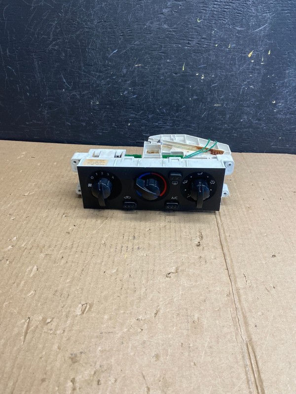 2001-2004 Nissan Xterra Heater A/C Climate Temperature Control OEM AE3811 DG