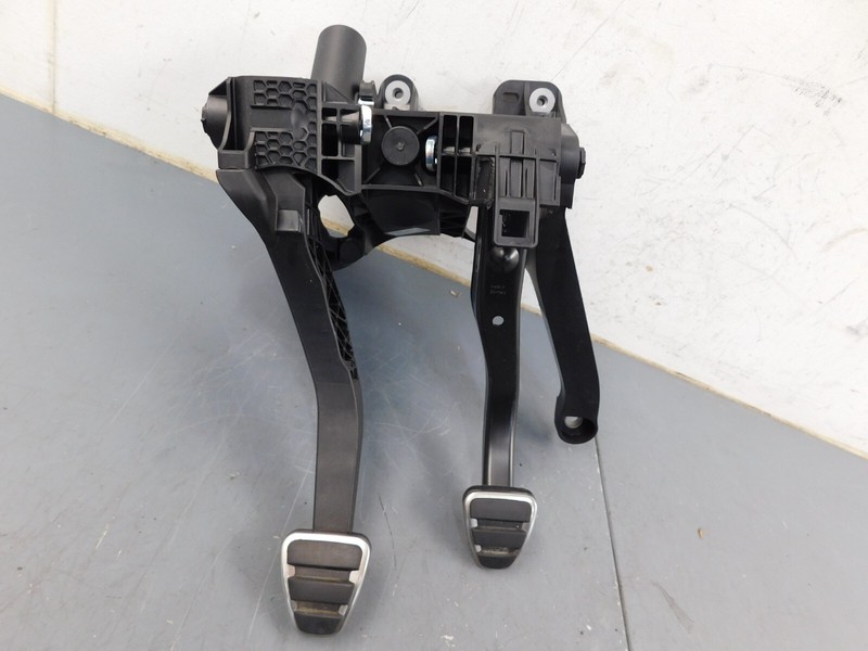 2016 Porsche 981 Cayman GT4 Clutch / Brake Pedal Assembly #7669 I5