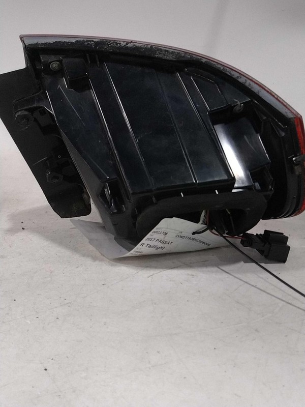 2017 Volkswagen Passat Right Tail Light Assembly White OEM 622374 57K Miles