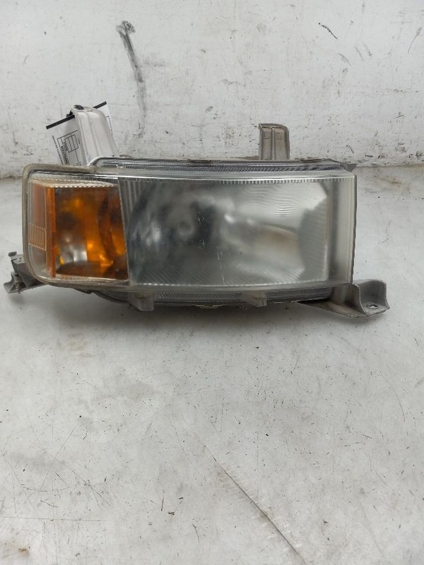 04 05 06 SCION XB PASSENGER RIGHT HEADLIGHT FOGGY