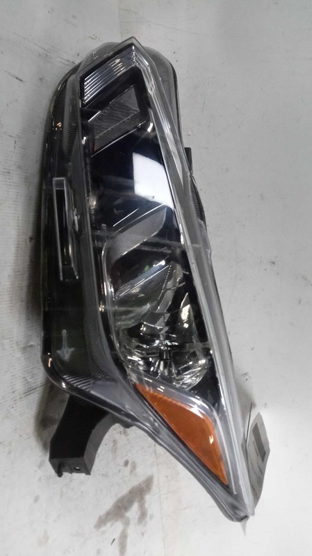 2021 Nissan Versa Left Headlight Assembly White 690433 Used 71K Miles