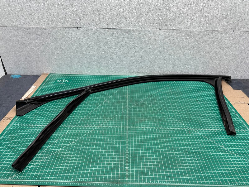 17-20 Alfa Romeo Giulia FRONT LEFT SIDE DOOR WINDOW WEATHERSTRIP SEAL OEM