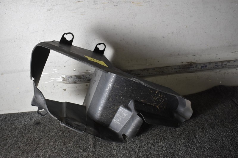 2016-2019 AUDI Q5 8R LEFT INTAKE AIR DUCT GUIDE 8R0121333G OEM