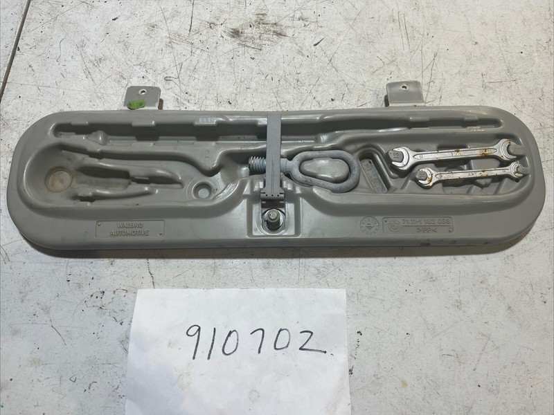 1997 BMW 318iTrunk TOOL BOX Kit 71111182033