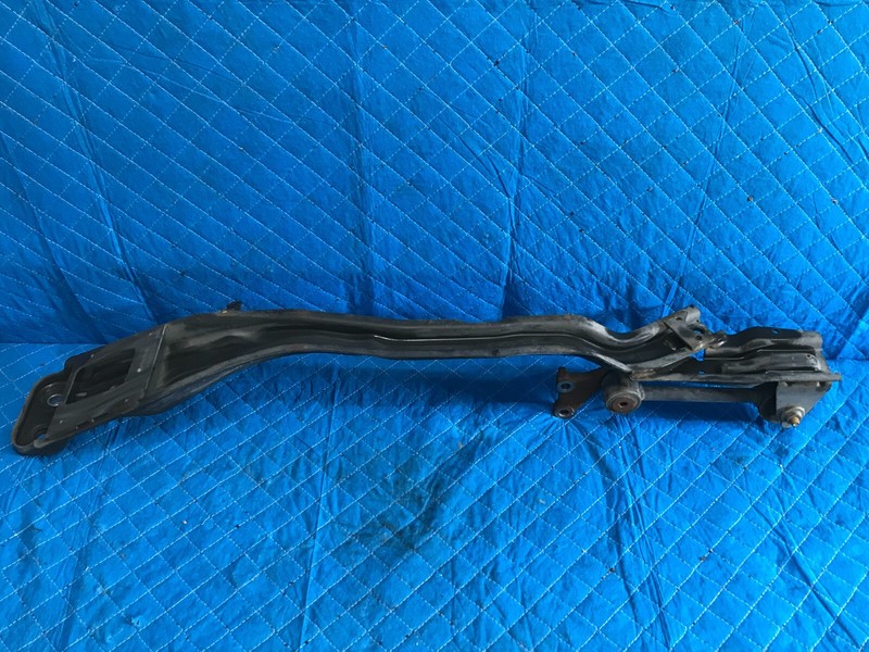 05-08 FORD ESCAPE HYBRID CROSSMEMBER K-FRAME FRONT ENGINE MOUNT OEM