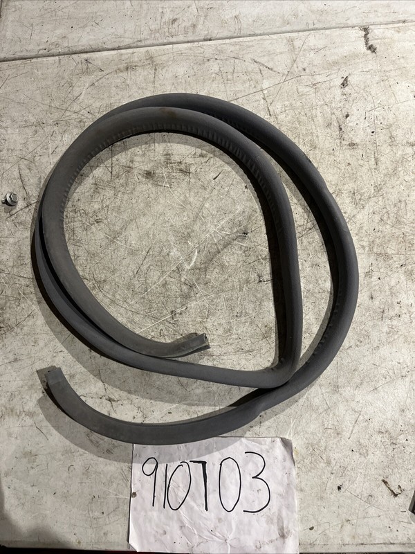 96-02 MERCEDES-BENZ E320 FRONT LEFT DOOR SEAL WEATHERSTRIP RUBBER BODY EDGE JAM
