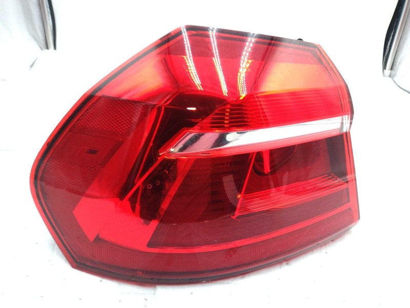 2016 Volkswagen Passat Left Tail Light Assembly Red OEM 622379 148K Miles