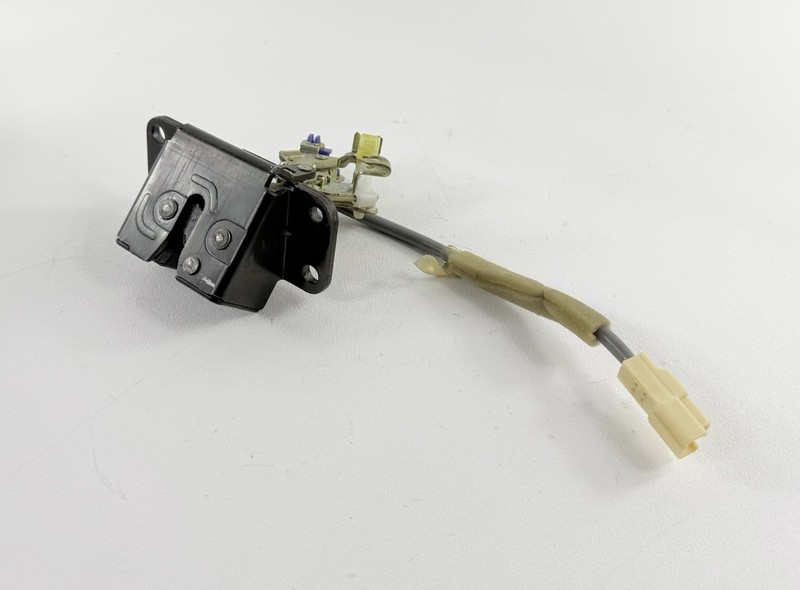 1999 2000 2001 2002 2003 Lexus RX300 Rear Trunk Liftgate Lock Latch Actuator OEM
