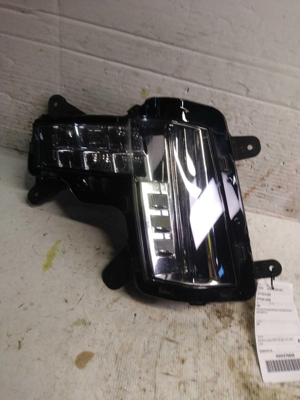 2017 Cadillac Escalade Right Turn Signal Light Assembly White OEM 543595