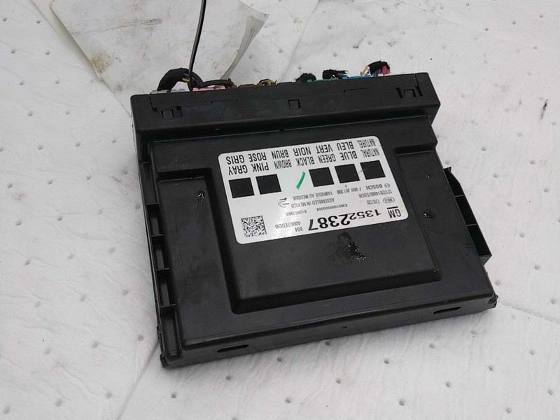 2018 Chevrolet Equinox Body Control Module OEM 13519672 67k Miles Grey