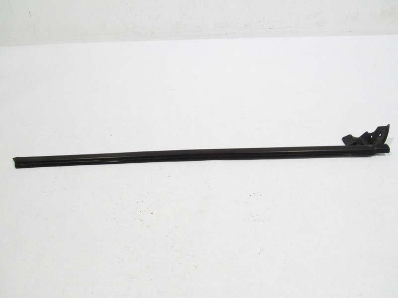 02-06 Maserati Coupe GT 2004 Front Right Passenger Door Belt Molding Seal |