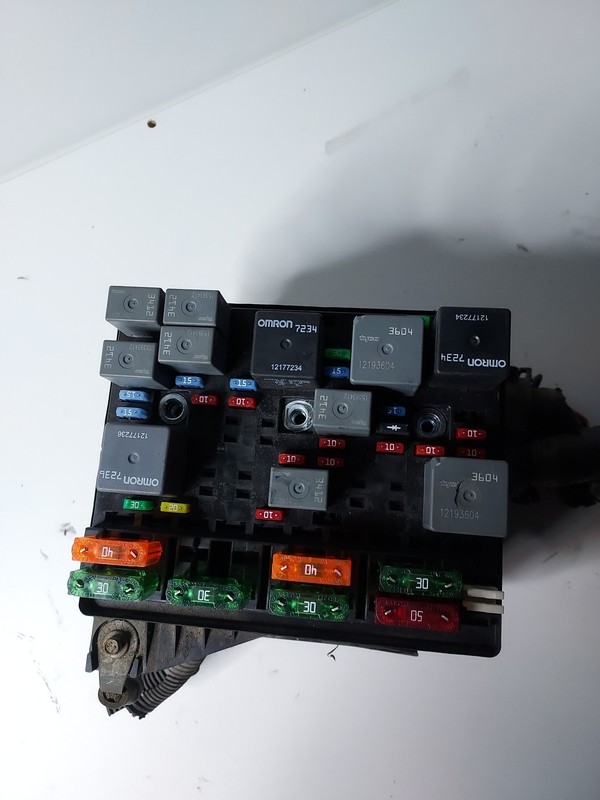 2000-2005 Chevy Malibu 3.1L Engine Fuse Box Block Assembly 22697783 OEM