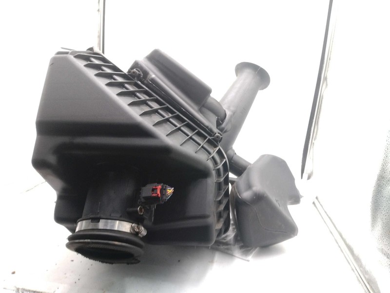 2017 Lincoln Continental Air Cleaner Assembly OEM GD9Z9600B 2.7L V6 Used