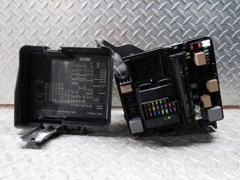 16 17 HYUNDAI SONATA ENGINE FUSE BOXJUNCTION RELAY 6423-0102-7-000 2.4L