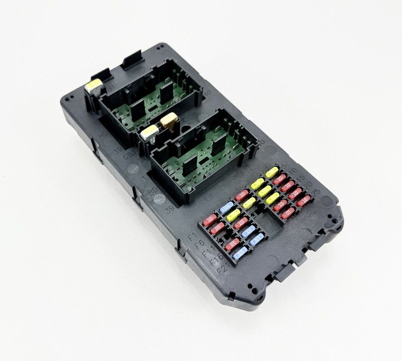 2005-2006 Jeep Grand Cherokee BCM Fuse Box OEM 56050066AC Control Module
