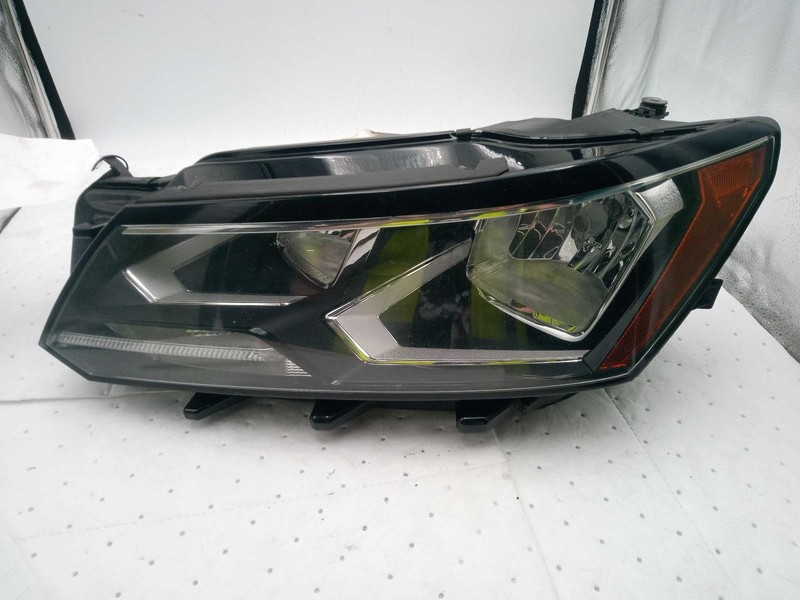 2017 Volkswagen Passat Left Headlight Assembly Grey OEM 194602 125K Miles