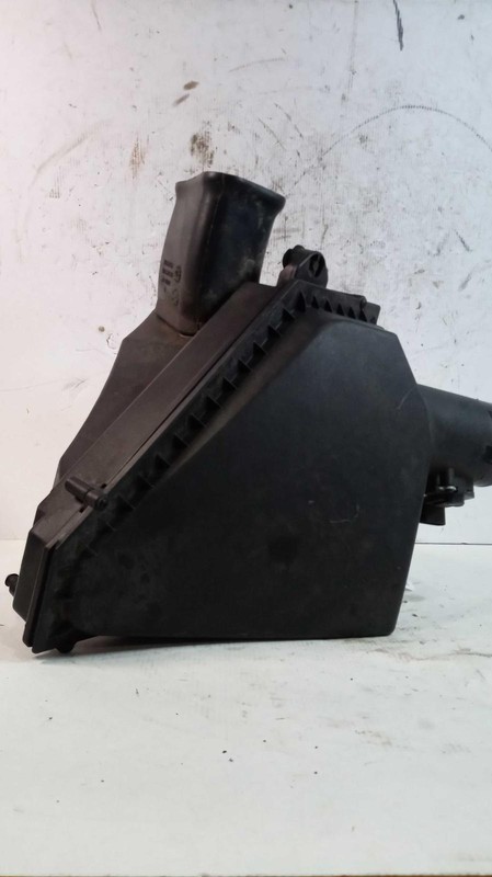 2015 Cadillac CTS Air Cleaner Assembly OEM Black 3.6L 142k Miles Used
