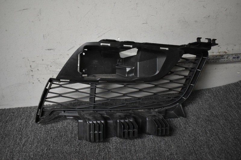 TOYOTA FRONT BUMPER FOG LIGHT GRILLE RIGHT SIDE FACTORY OEM