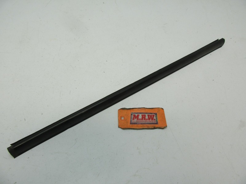 MOLDING DOOR GLASS WINDOW PANEL RUBBER TRIM SEAL TOP OUTER BACK RH REAR TRIBUTE