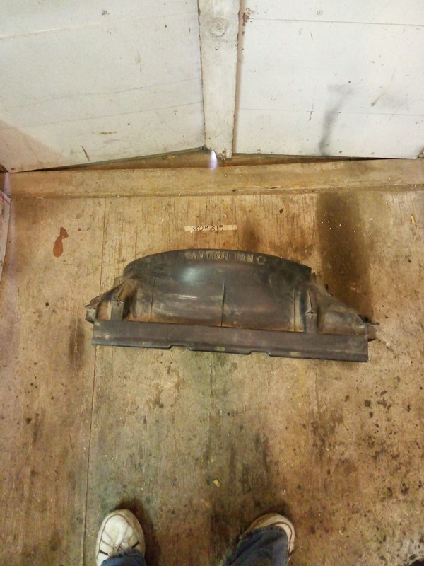Chevy Radiator upper shroud 14021285