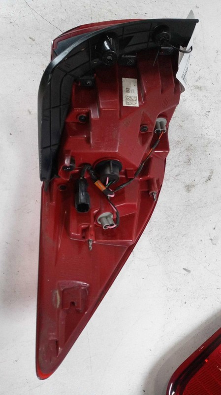 2015 KIA SPORTAGE Right Tail Light Assembly White 394836 Used 70K Miles