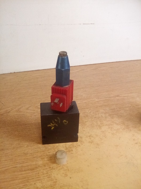 B16-2-8T Valve Body W/Parker 851020 Coil & DS161NRLX4606 Valve