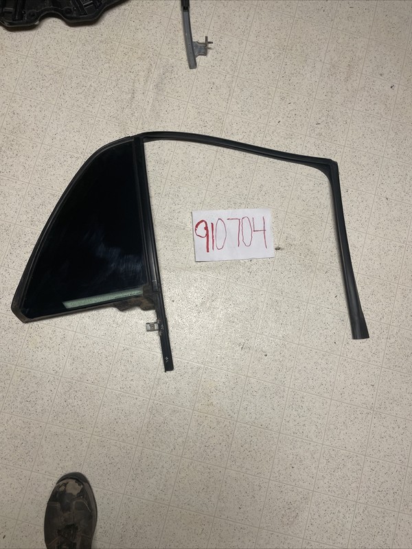 2006-2011 Cadillac DTS Door Window Vent Glass Rear Right Passenger Side 2605543
