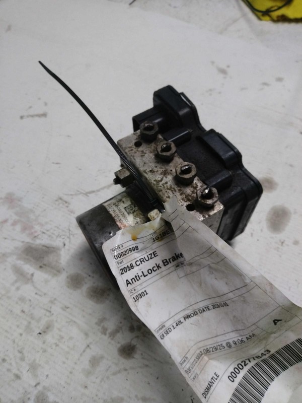 2018 Chevrolet Cruze ABS Hydraulic Assembly OEM 39104416 146K Miles Grey
