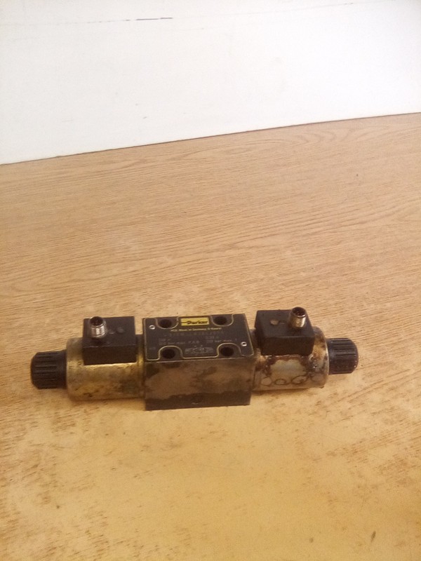 Parker D1VW4CNJDLJ575 Hydraulic Valve