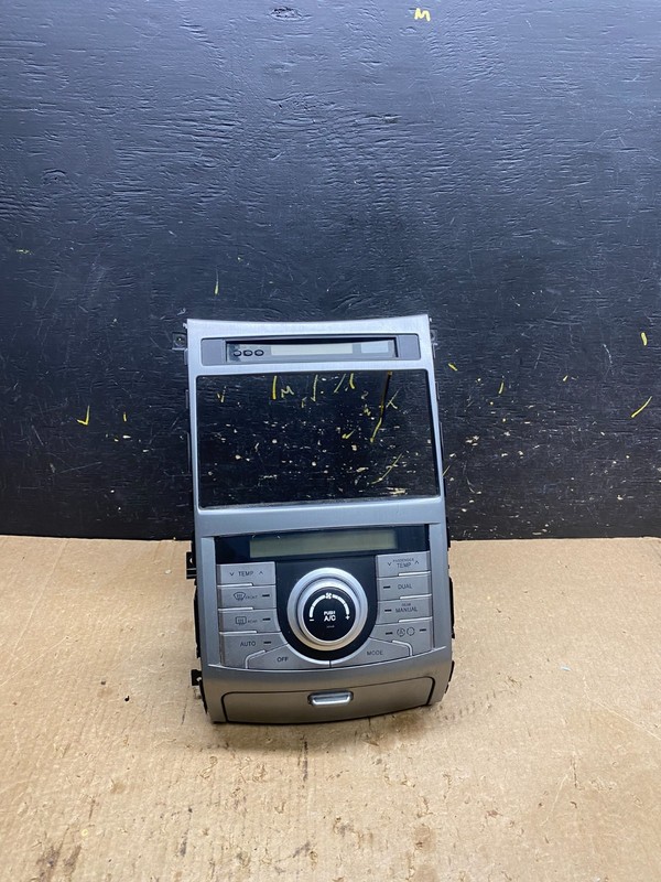 2007 to 2012 Hyundai Veracruz Auto Climate Temp Control Radio Bezel OEM Z7203 DG