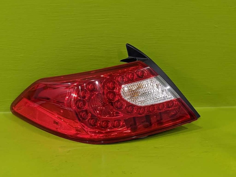 11 12 13 M37 DRIVER LEFT QUARTER TAILLIGHT LAMP OEM 3802-145