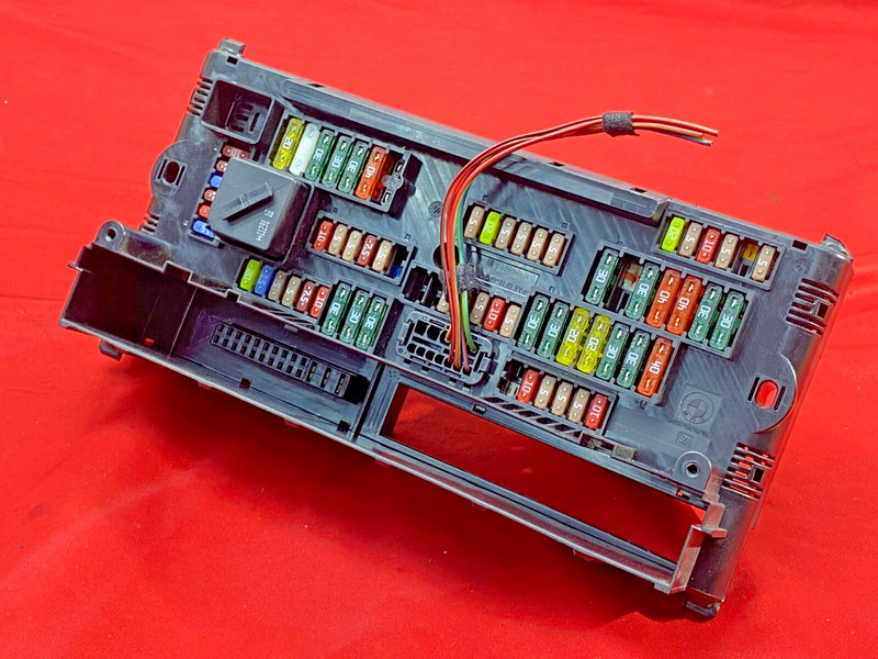 BMW F01 F02 F06 F10 F12 F13 Front Power Distribution Fuse Box Relay Unit OEM✅